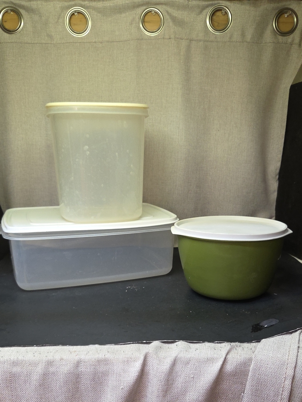 3 Rubbermaid Storage Containers‎ With Lids
